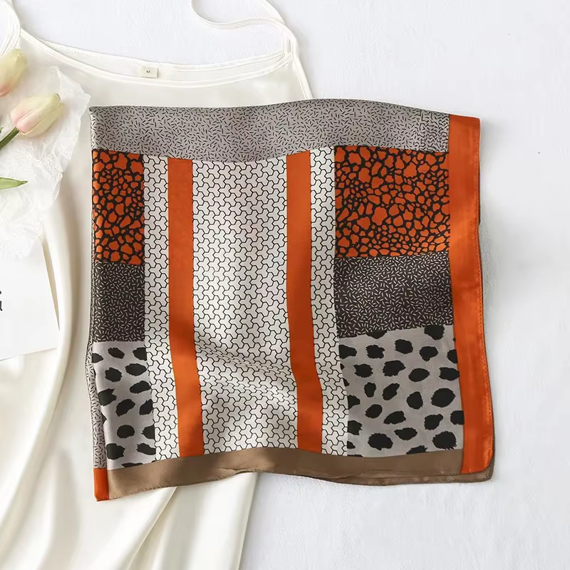 Élégant foulard en soie imprimé léopard pour femme