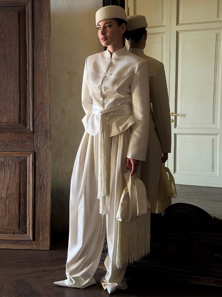 Écharpe en satin à franges et pompons