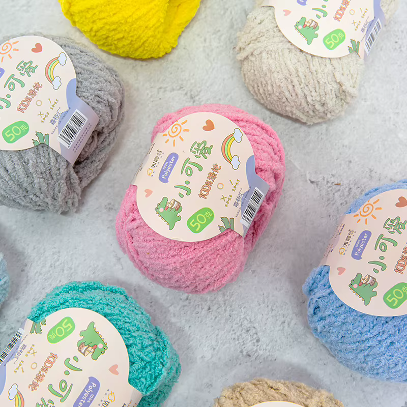 Boule de fil à tricoter faite à la main, poupée courte mignonne en peluche, fil à tricoter, pince à cheveux, écharpe, boule de fil d'amour, fil de coton au Crochet
