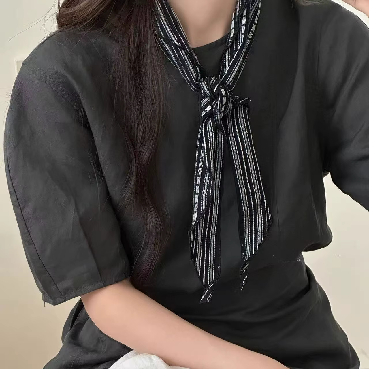 Écharpe en soie rayée noire et blanche artistique pour femme