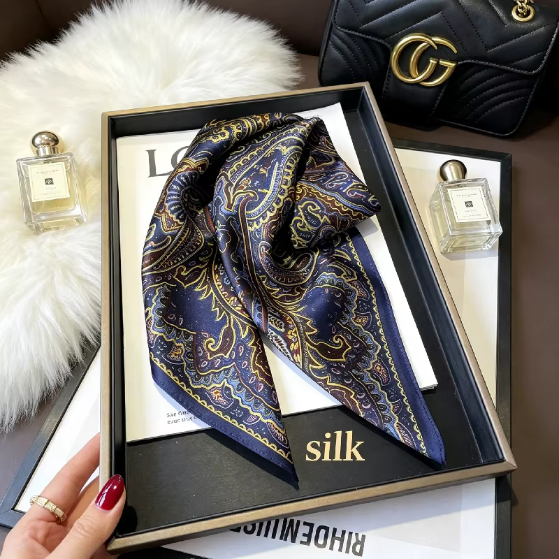 Nouveau Foulard Carré en Soie Bleu à Motifs Floraux 68cm