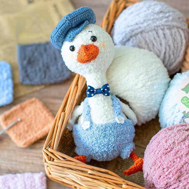 Boule de fil à tricoter faite à la main, poupée courte mignonne en peluche, fil à tricoter, pince à cheveux, écharpe, boule de fil d'amour, fil de coton au Crochet