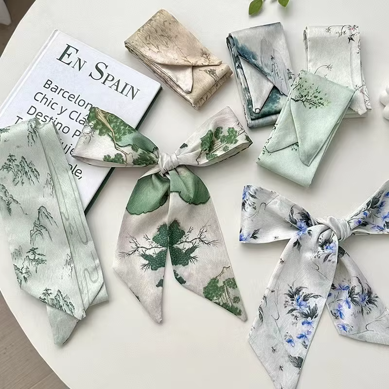 Foulard en soie minimaliste avec nœud