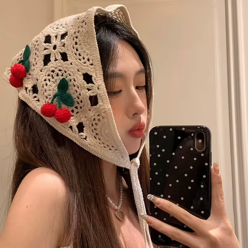 Foulard chic avec fleurs au crochet et bandeau triangle cerise de style français