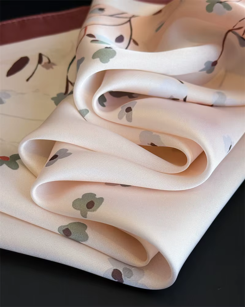 Élégant foulard carré imprimé pour femme