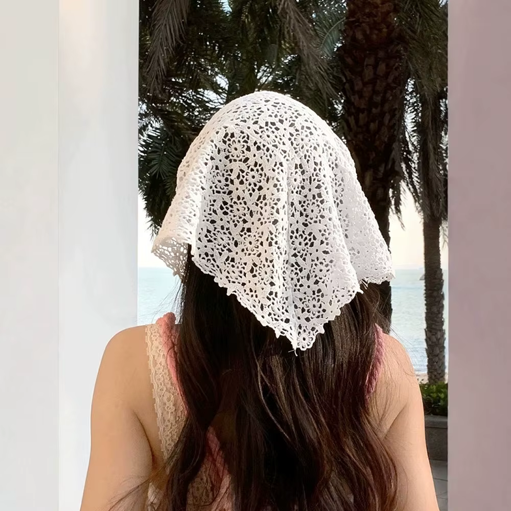 Foulard triangulaire ajouré au crochet