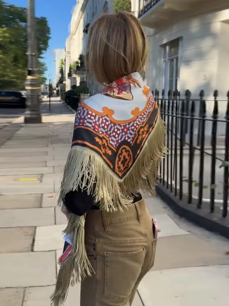 Écharpe Chic Imprimée à Pompons pour Femme