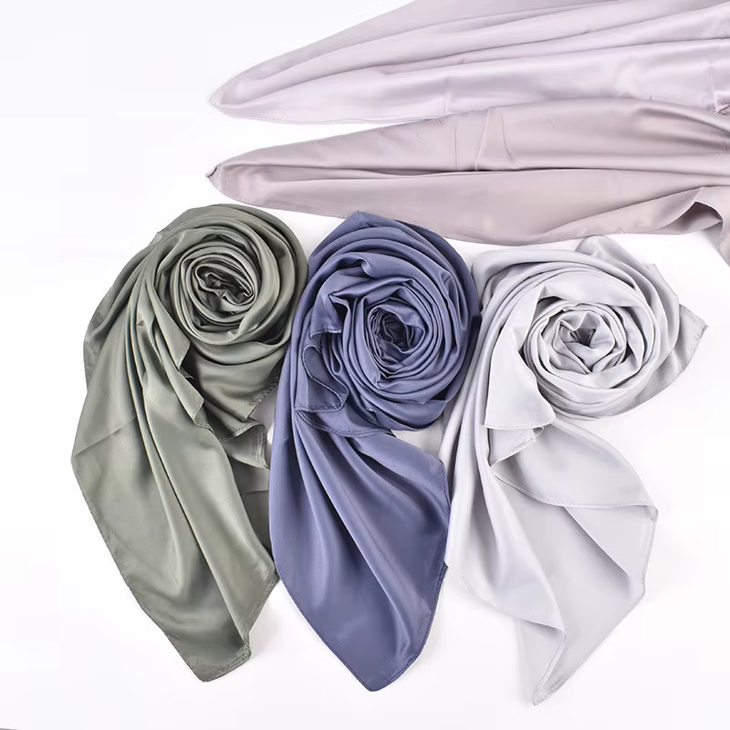Foulard carré en satin mat pour femme