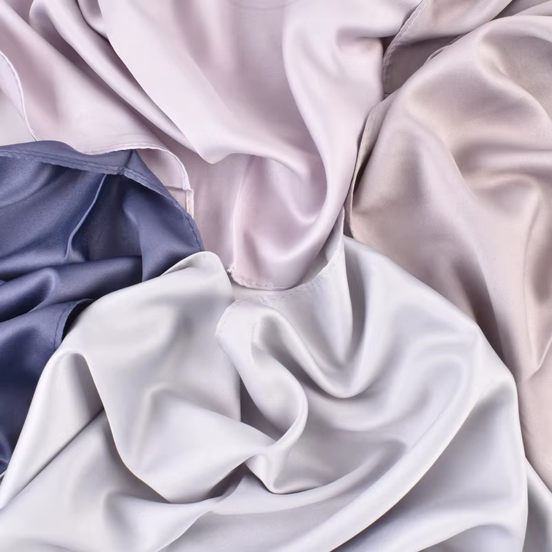 Foulard carré en satin mat pour femme