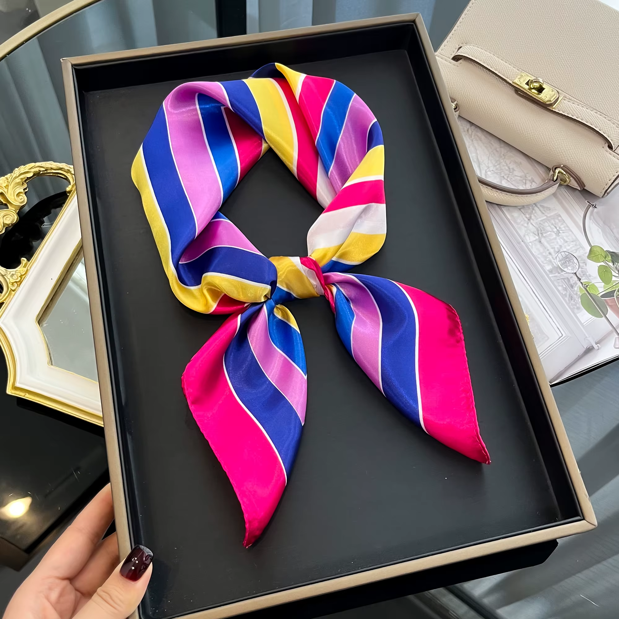 Foulard carré de luxe en soie pour femmes