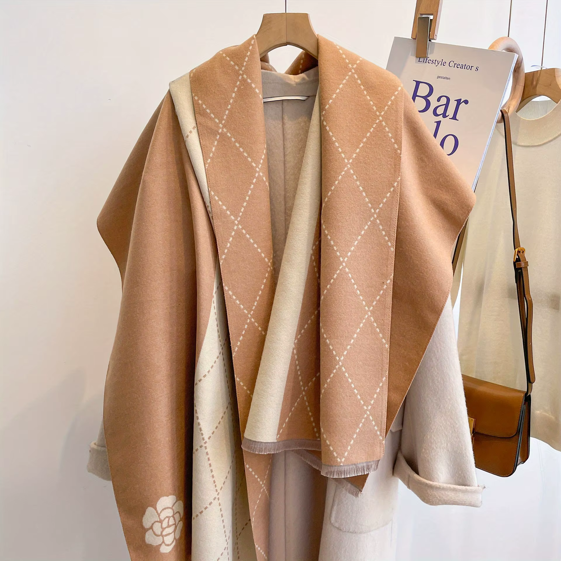 Écharpe Jacquard camélia géométrique élégante