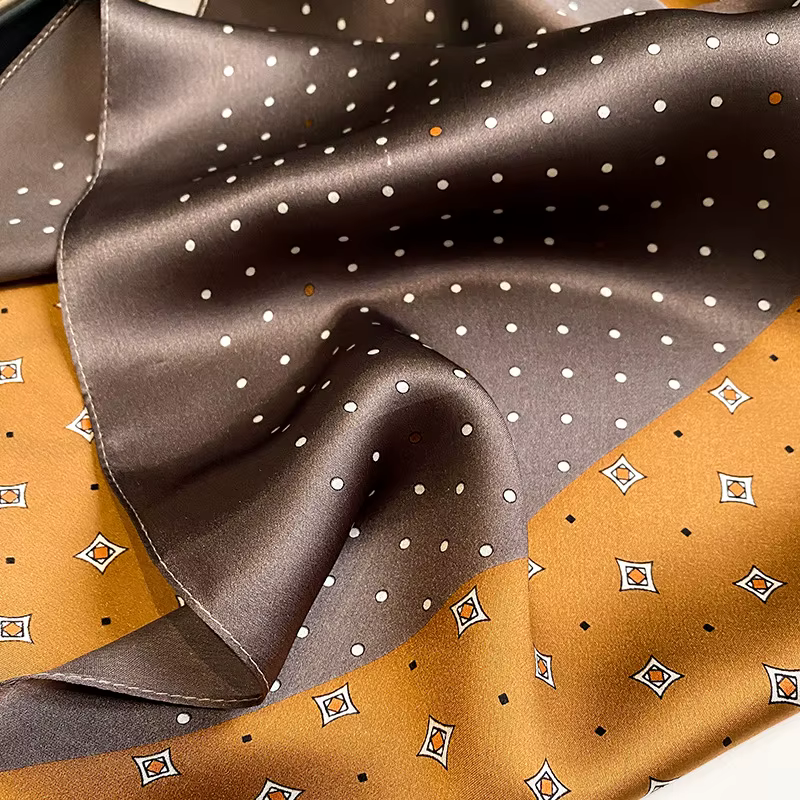 Foulard carré en soie de marque de luxe pour femmes