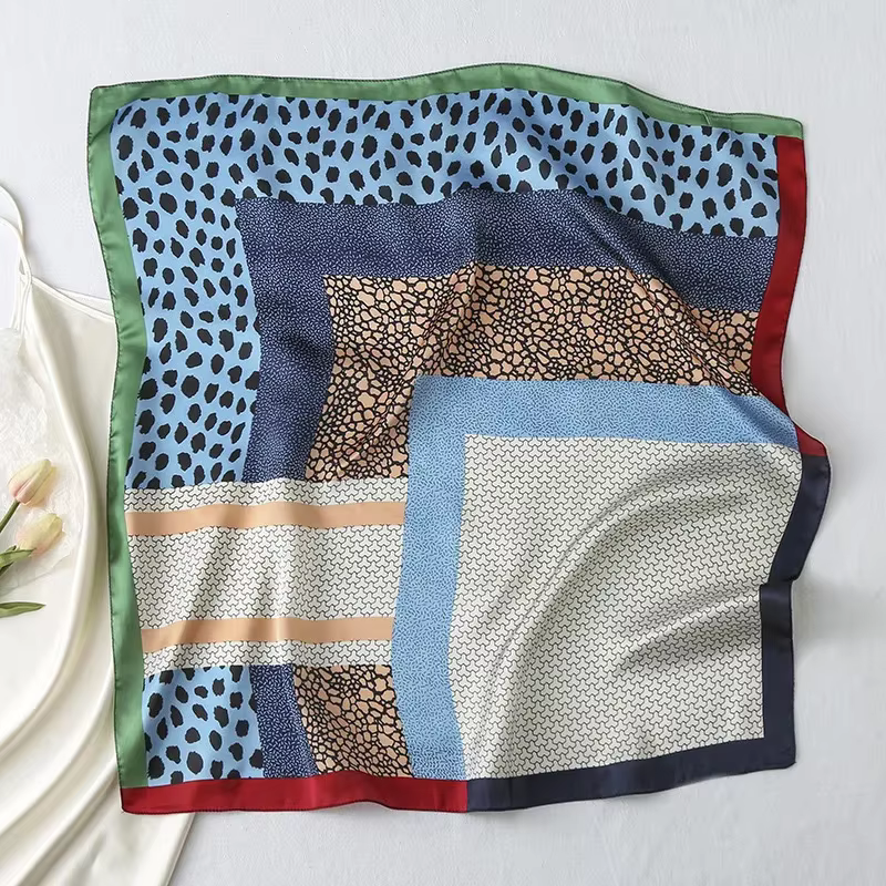 Élégant foulard en soie imprimé léopard pour femme