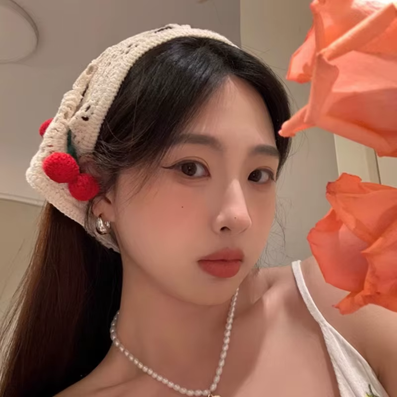 Foulard chic avec fleurs au crochet et bandeau triangle cerise de style français
