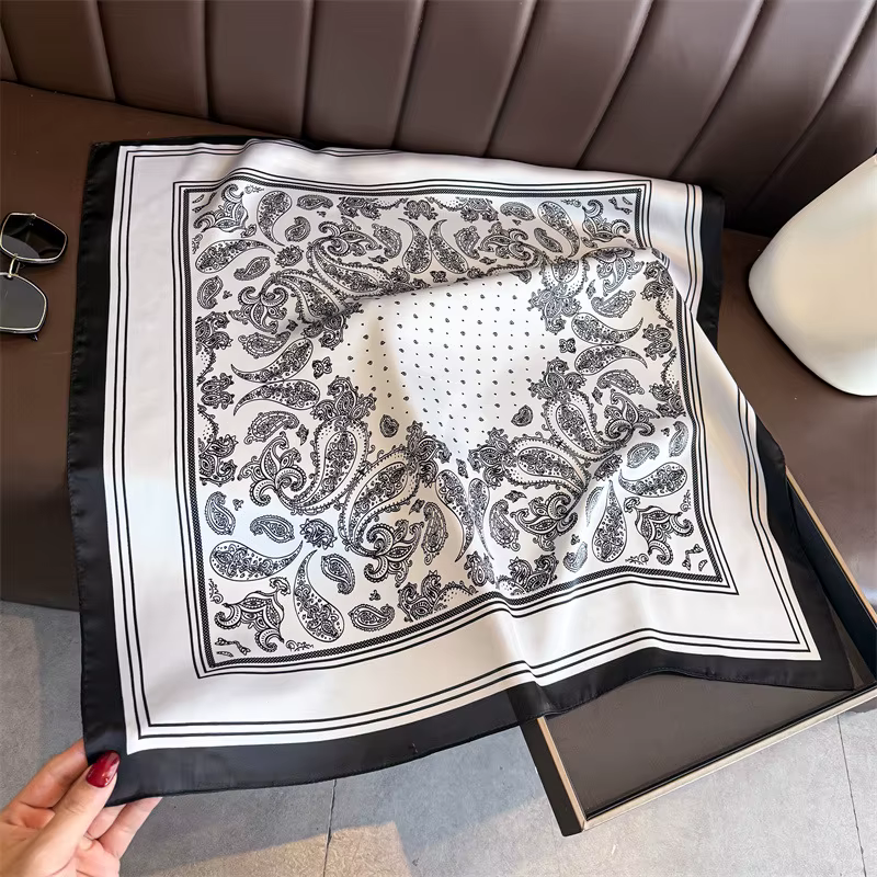 Foulard en soie noir imprimé de luxe pour femme