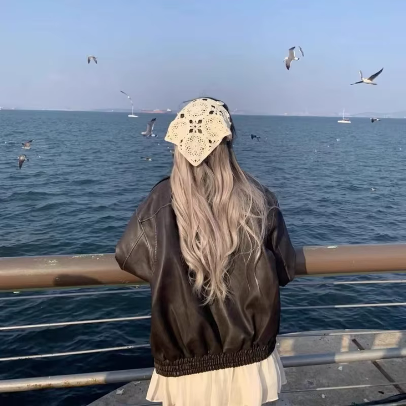 Foulard triangulaire beige d'été