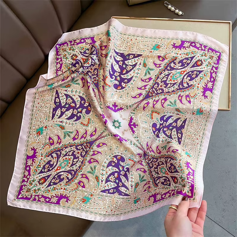 Foulard carré de luxe violet vibrant pour femmes