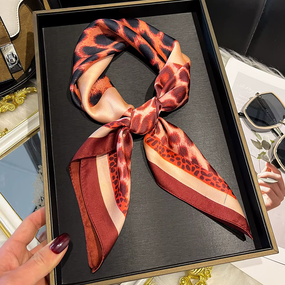 Foulard carré en soie satinée imprimé léopard 70 cm pour femme – Écharpe de créateur