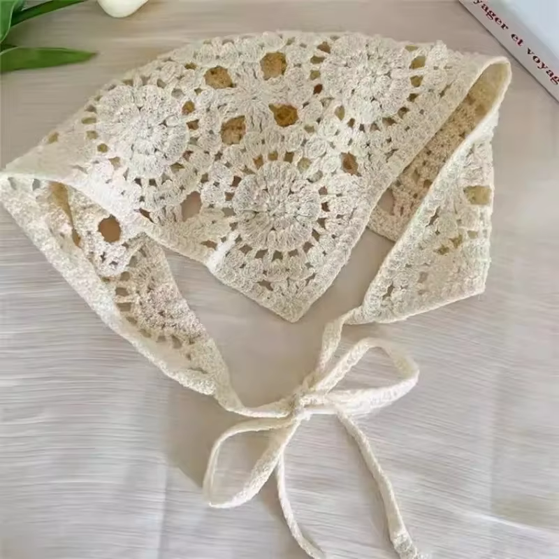 Foulard triangulaire beige d'été
