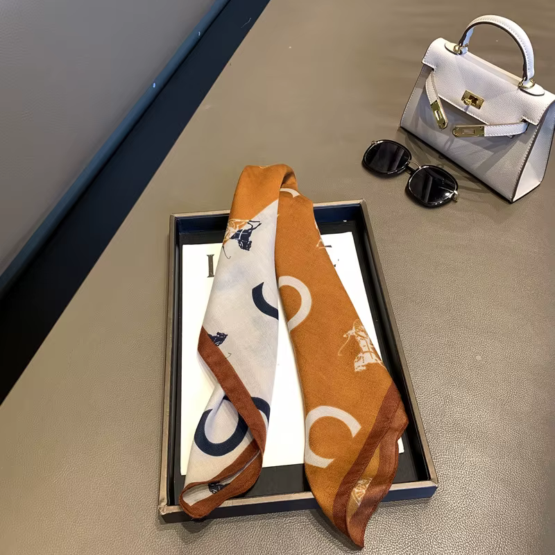 Foulard carré en soie 70x70 cm