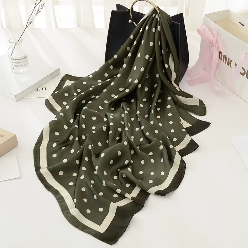 Foulard carré en soie à pois pour femmes