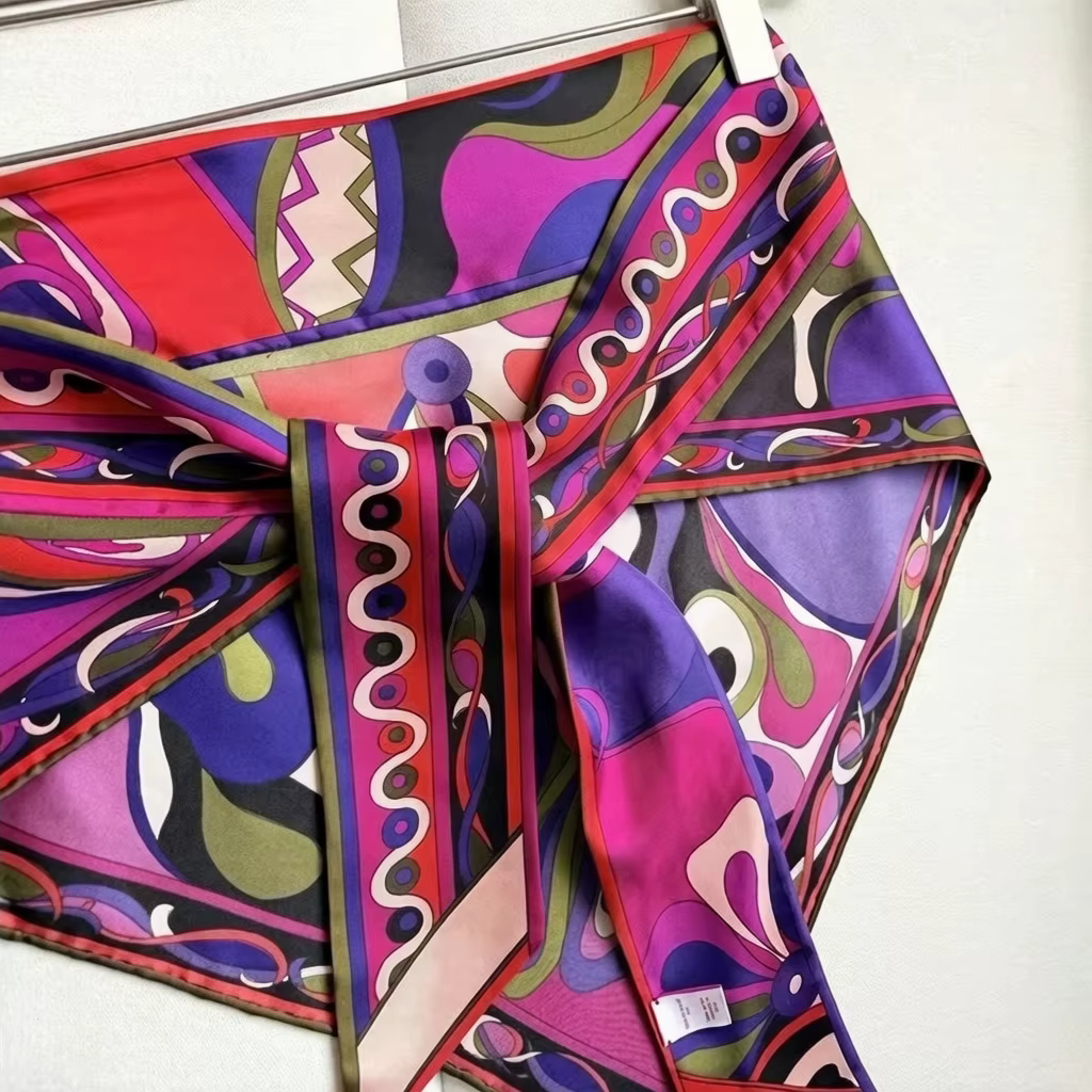 Foulard classique pour femme de couleur violette avec logo signature de créateur