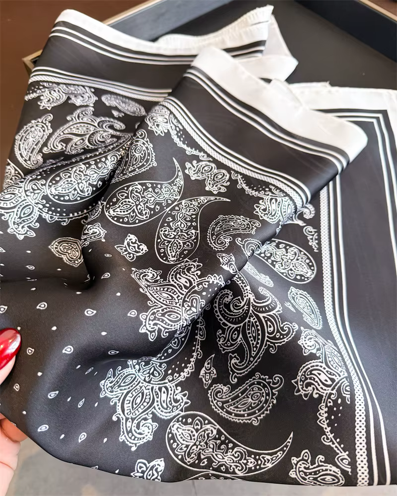Foulard en soie noir imprimé de luxe pour femme