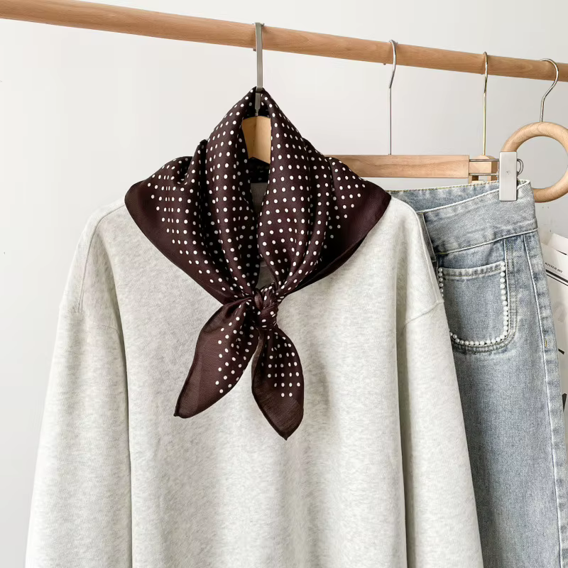 Écharpe bordeaux à pois 68x68cm