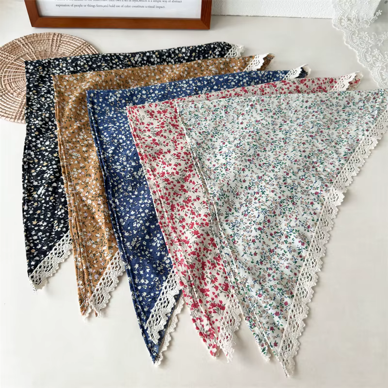 Écharpe triangulaire à bordure en dentelle florale de style pastoral