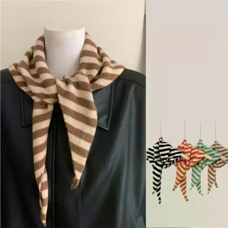 Écharpe triangulaire rayée tricotée confortable pour dames