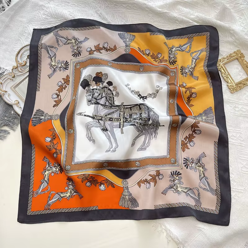 Foulard carré en satin vintage à imprimé équestre