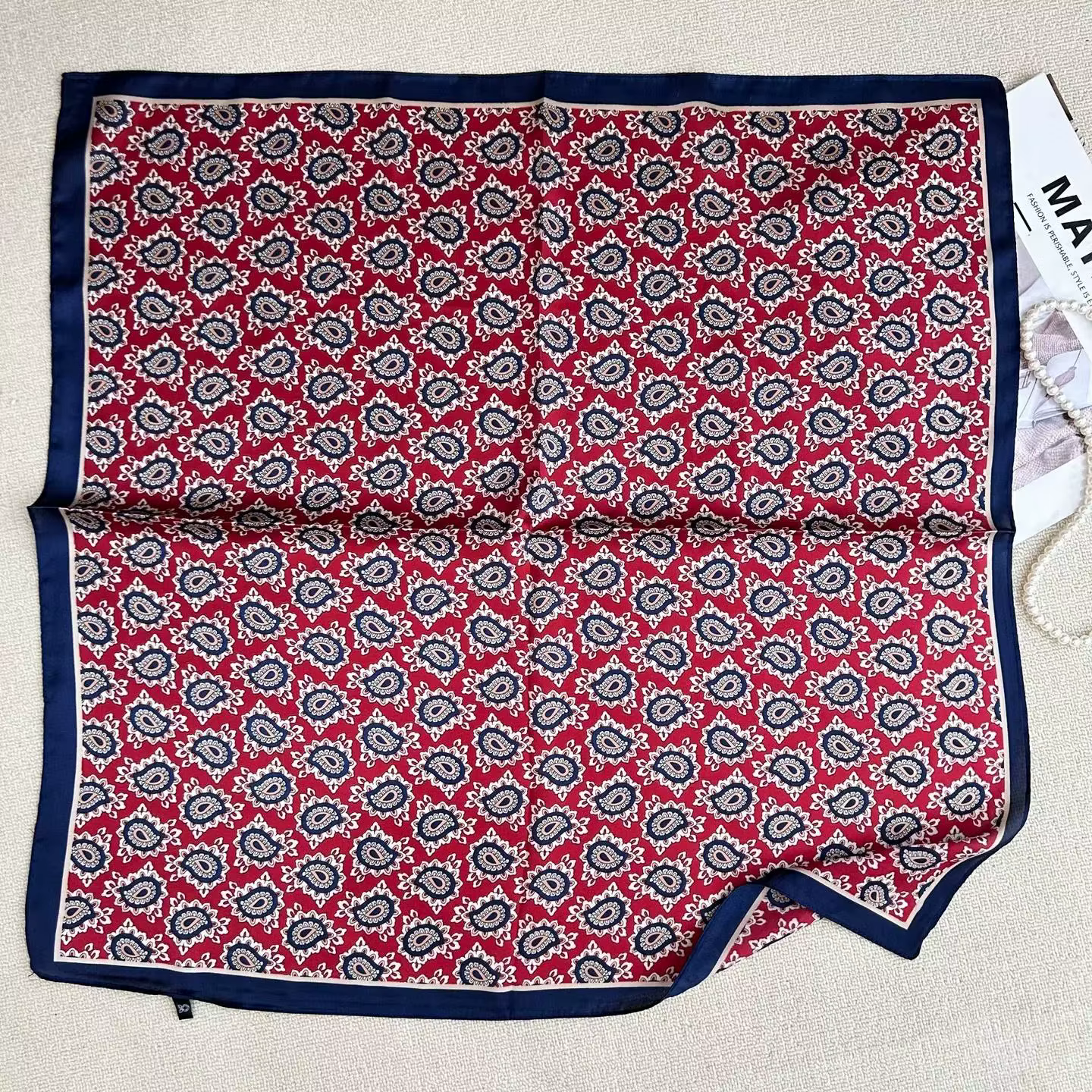 Une écharpe carrée avec motif de cajou muté