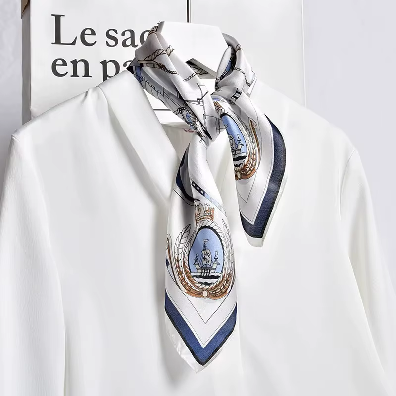 Foulard carré en satin de soie doux 53 cm