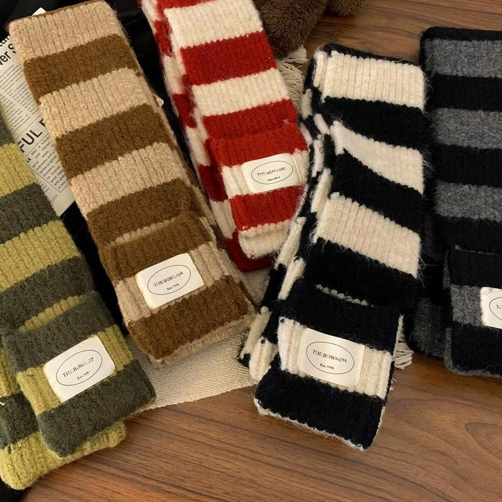 Écharpe tricotée en laine à rayures noires et blanches pour femme