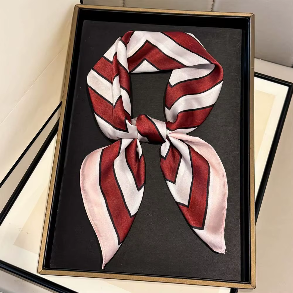Foulards carrés en soie à rayures géométriques