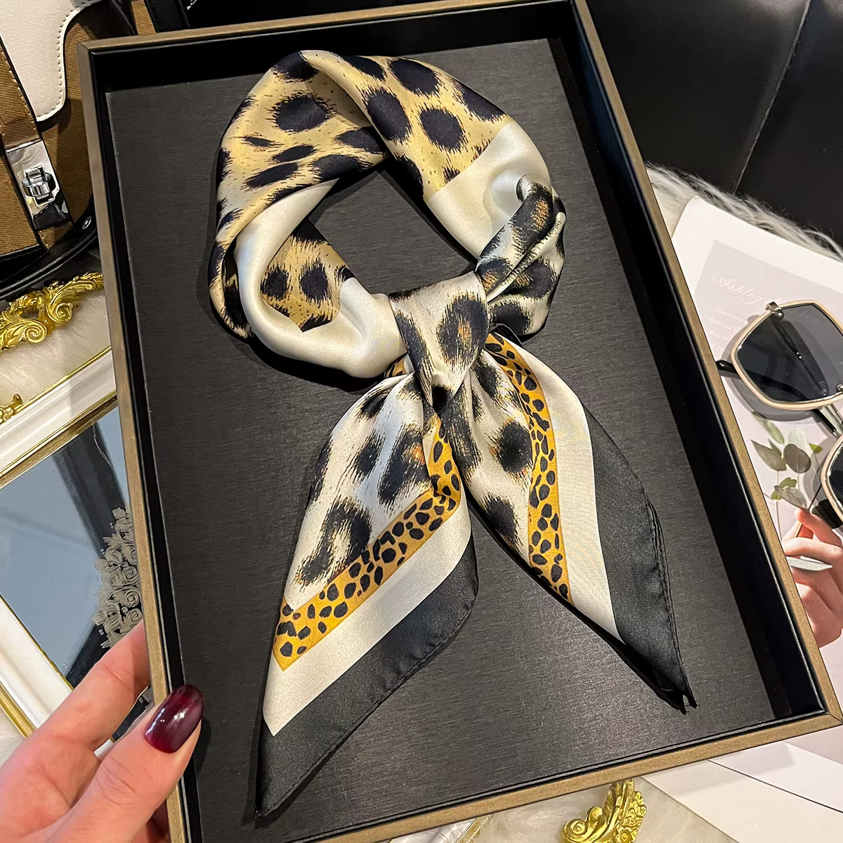 Foulard carré en soie satinée imprimé léopard 70 cm pour femme – Écharpe de créateur