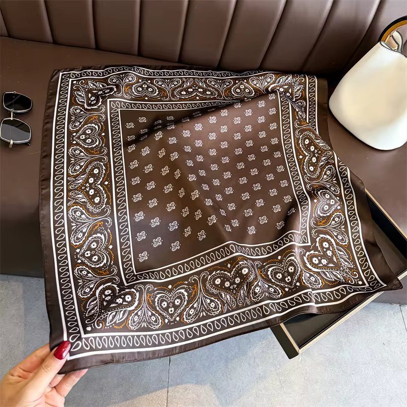 Foulard carré classique en soie bleue pour femme