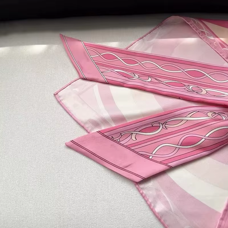 Foulard rose pour femme au design tendance avec logo signature de créateur
