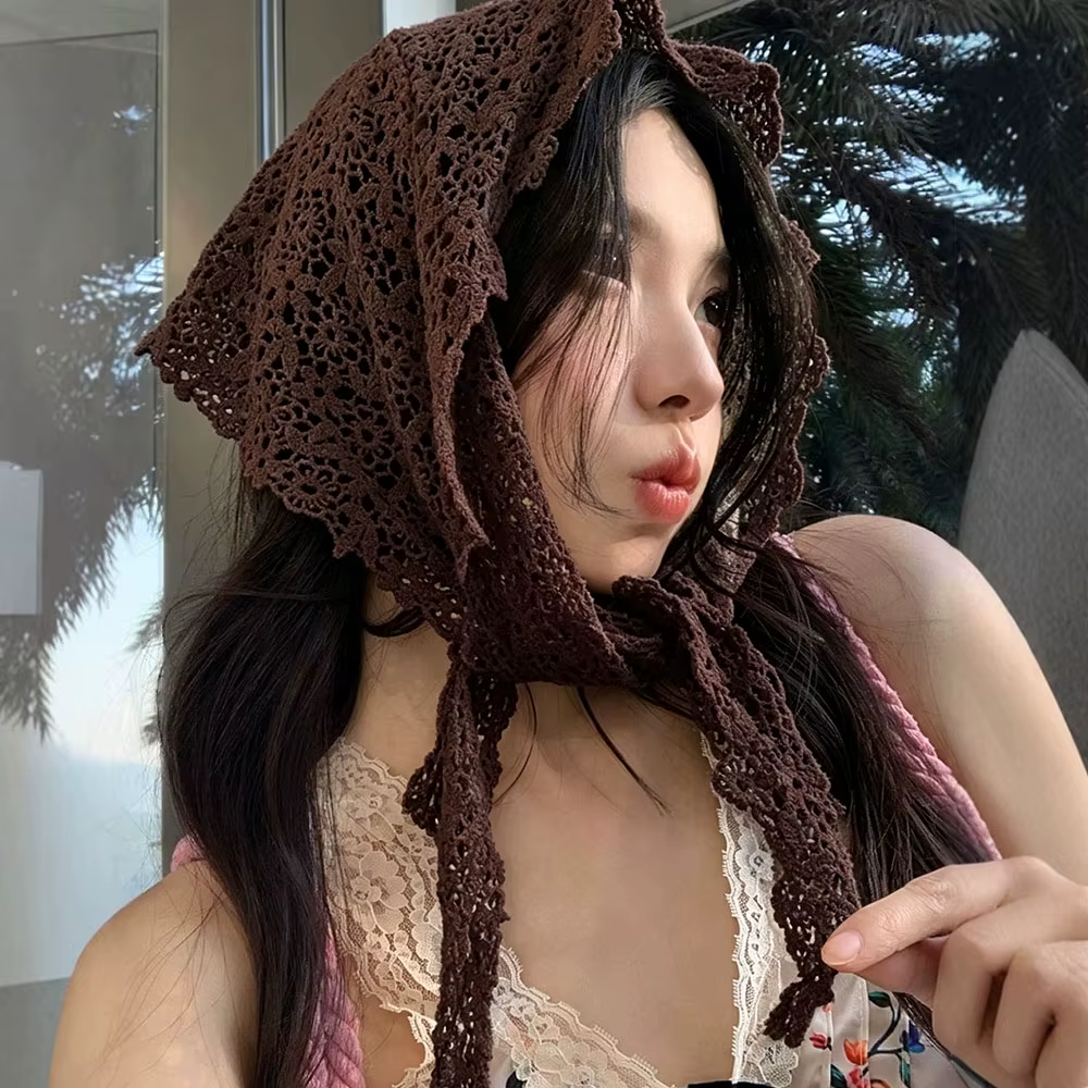 Foulard triangulaire ajouré au crochet