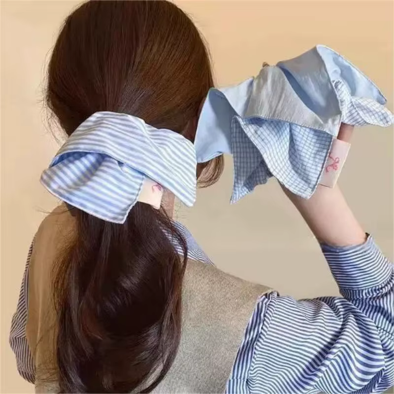Élégant foulard carré en coton doux rayé bleu et blanc
