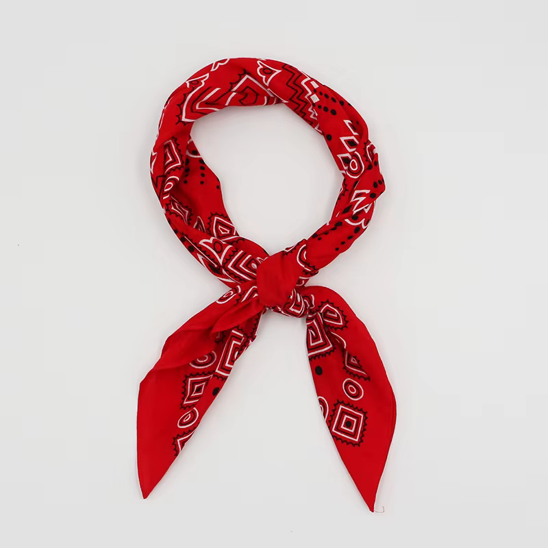 Écharpe carrée rouge à motifs géométriques