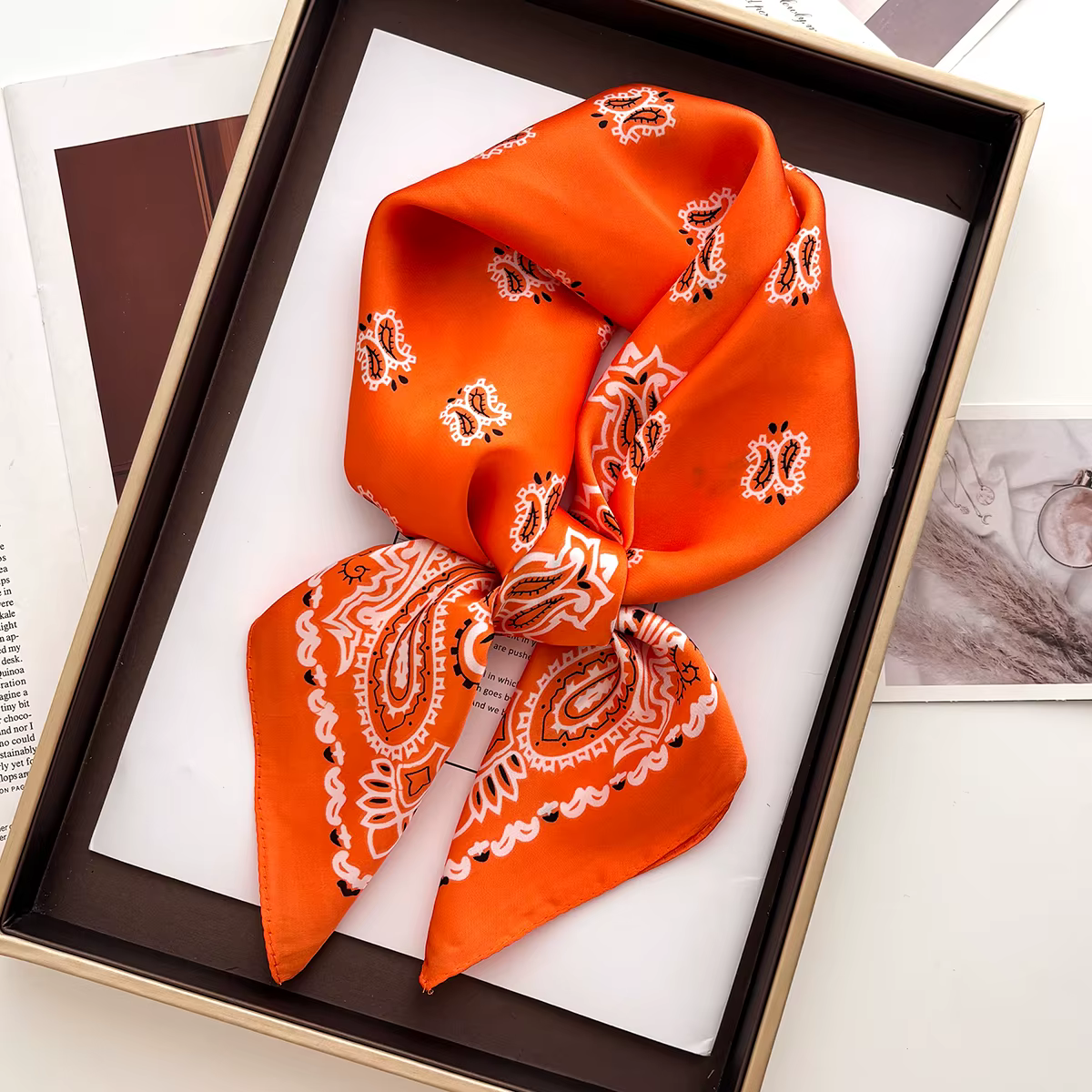 Foulard carré rétro en soie satinée à motif cachemire pour femme