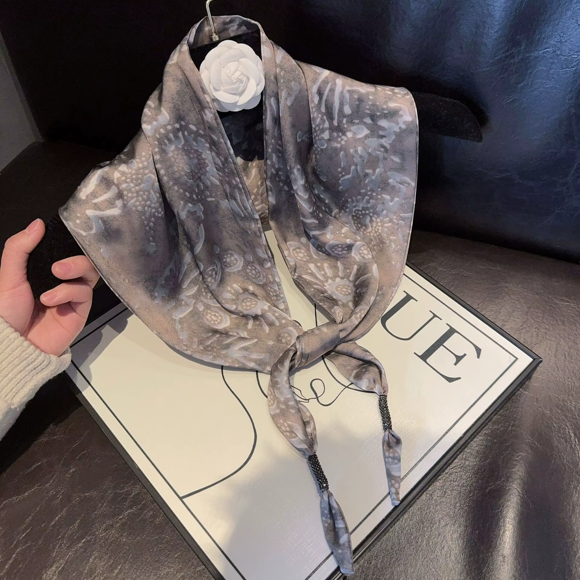 Foulard triangulaire en soie imprimé léopard pour femme