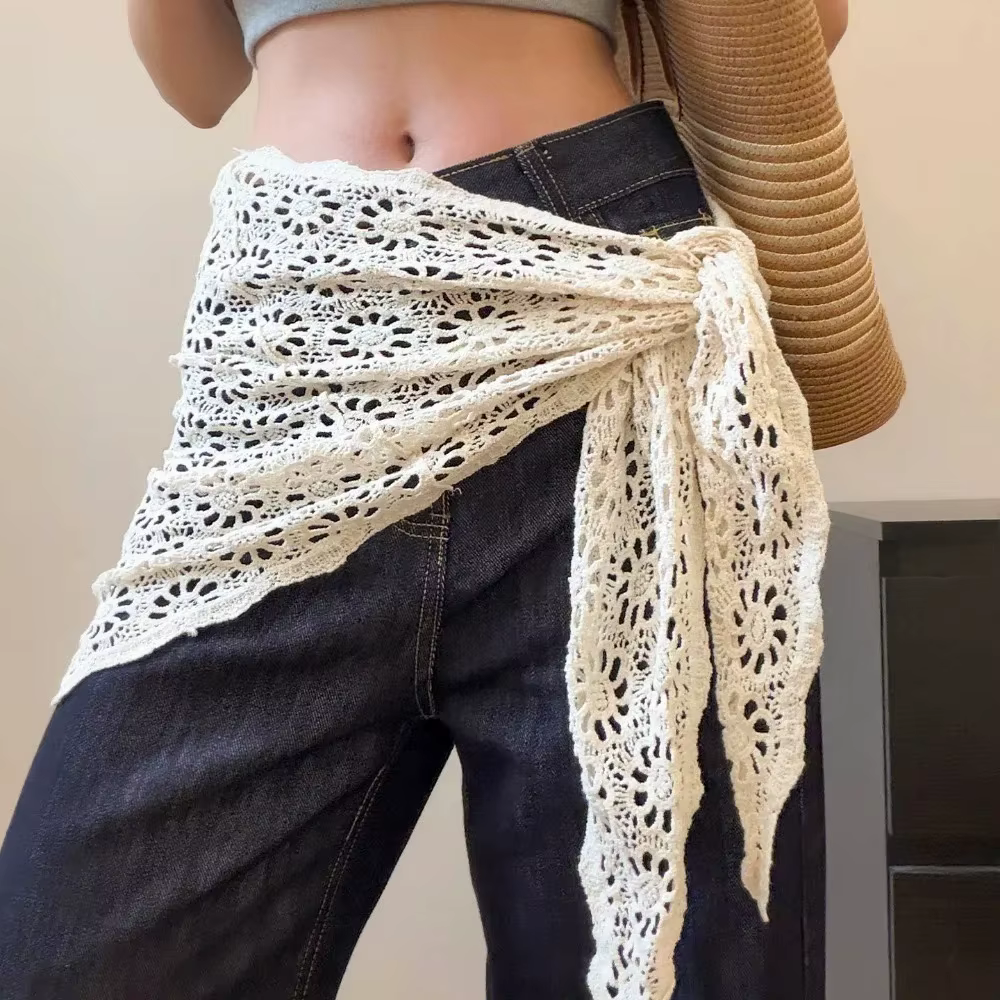 Châle triangulaire ajouré au crochet