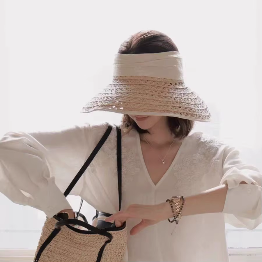 Chapeau de soleil élégant en raphia ajouré pour femme