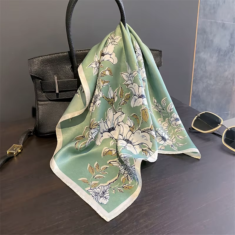 Foulard 100% Soie de Mûrier à Imprimé Floral Frais