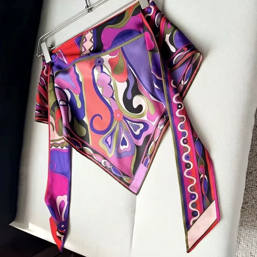 Foulard classique pour femme de couleur violette avec logo signature de créateur
