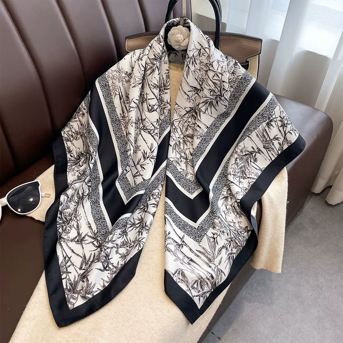 Foulard carré de luxe en soie pour femmes