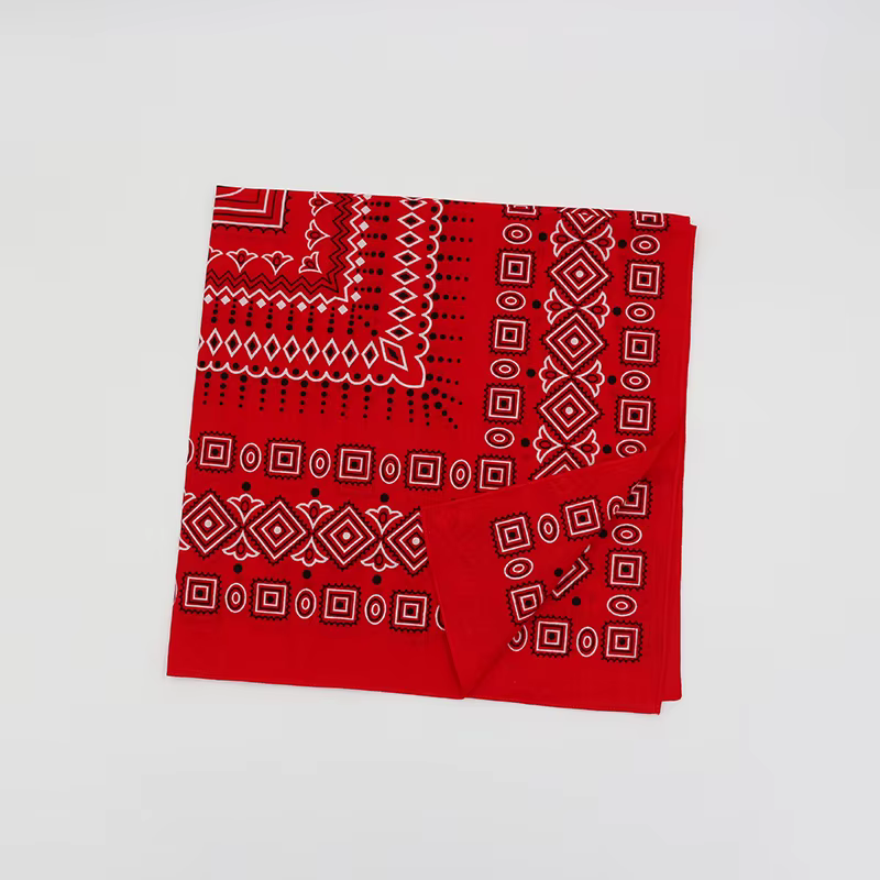 Écharpe carrée rouge à motifs géométriques