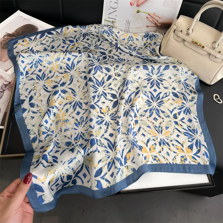 Foulard carré imprimé pied-de-poule d'inspiration Vintage